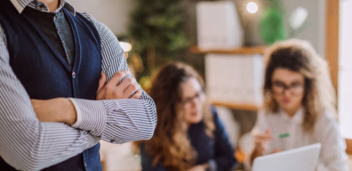 Tem Líder Que Cobra Tudo… Menos a Si Mesmo