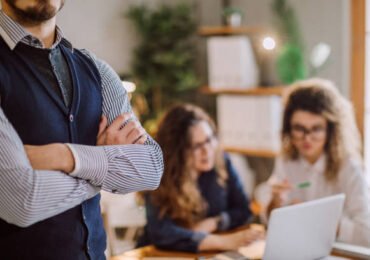 Tem Líder Que Cobra Tudo… Menos a Si Mesmo