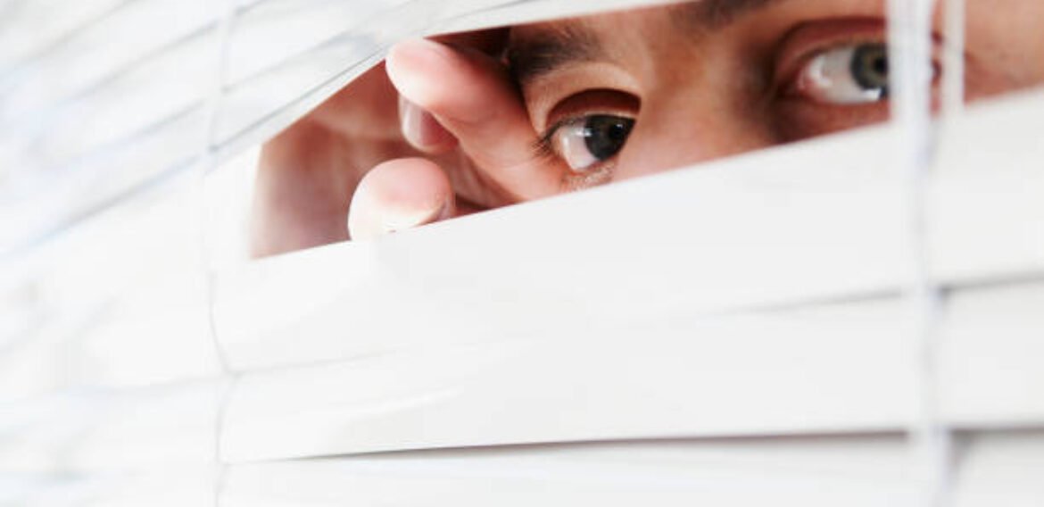 O líder que confunde presença com vigilância