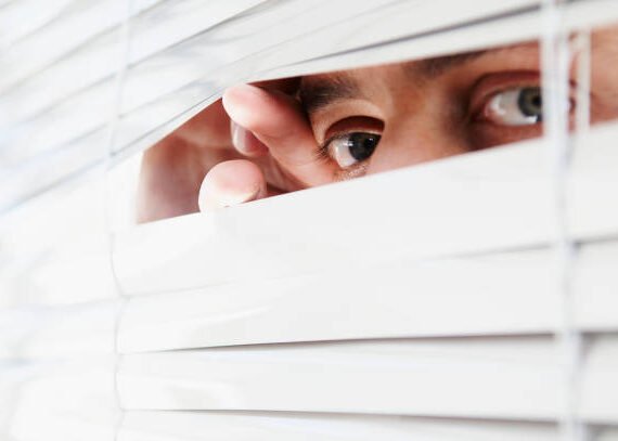 O líder que confunde presença com vigilância